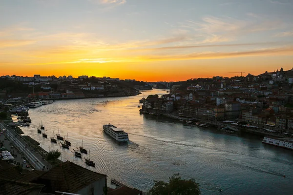 ポルトガルのポルトの日没時に住宅に囲まれた川の景色 — ストック写真