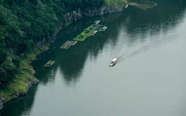 Luftaufnahme Eines Bootes Das Sich Auf Einem Ruhigen See Bewegt — Stockfoto