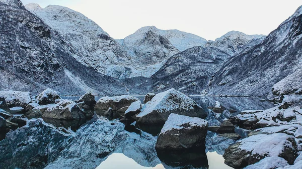Красивый Снимок Озера Снежными Шипами Заднем Плане — стоковое фото