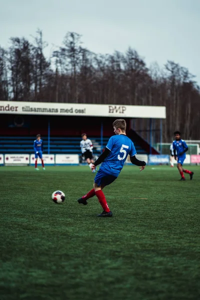 Genç Futbolcular 2022 Karlslund Ile Orebro Maçını Oynuyorlar — Stok fotoğraf