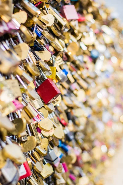 Candados Amor Colgando Cerca Del Puente Del Arzobispo Cerca Catedral —  Fotos de Stock