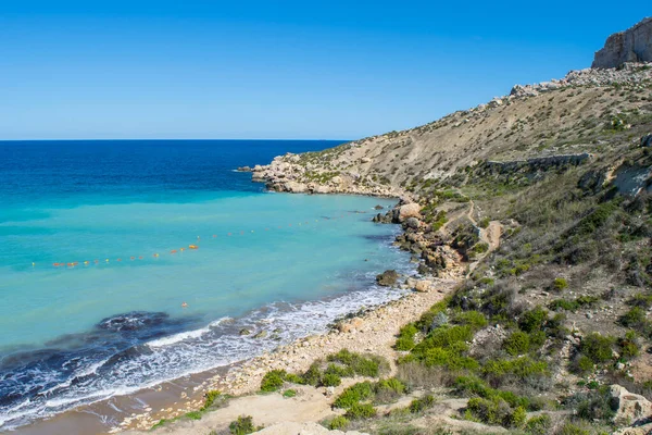 Κύματα Και Μπλε Θάλασσα Της Μεσογείου Στην Αμμώδη Παραλία Στο — Φωτογραφία Αρχείου