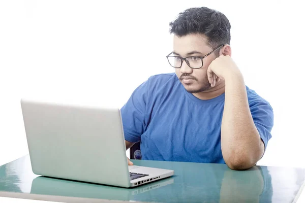 Estúdio Tiro Menino Bonito Sentado Usando Laptop Olhando Estressado Isolado — Fotografia de Stock