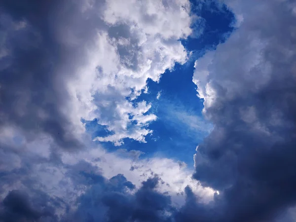 Свет Сияющий Между Темными Облаками Голубом Небе Абстракция — стоковое фото