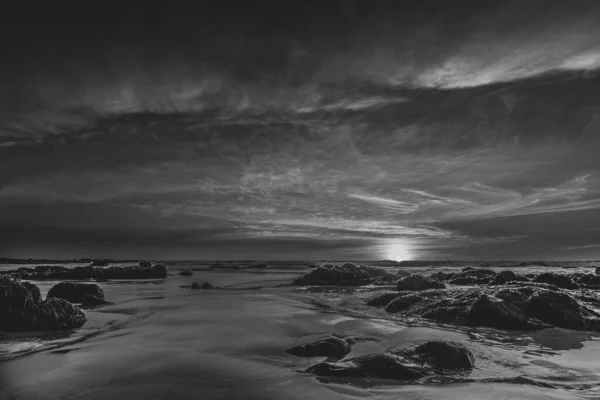 Skala Szarości Zachód Słońca Widok Morze — Zdjęcie stockowe