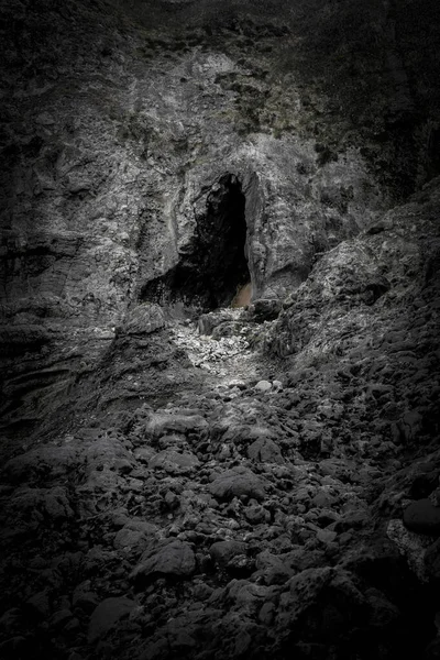 Μια Κάθετη Φωτογραφία Του Σπηλαίου Στο Βράχο — Φωτογραφία Αρχείου