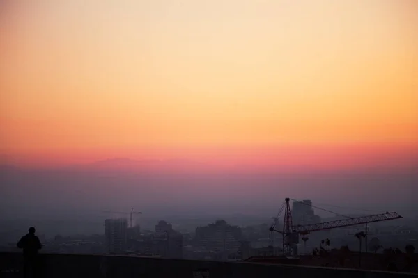 Uma Vista Uma Cidade Lindo Pôr Sol Laranja Púrpura — Fotografia de Stock