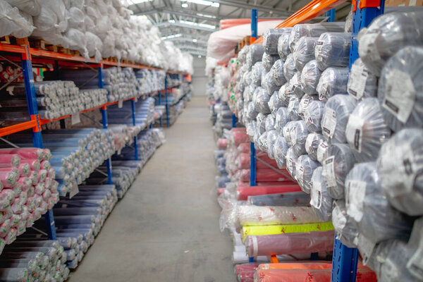 Работники текстильной фабрики проверяют продукцию