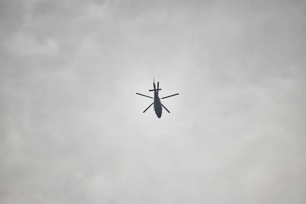 Egy Alacsony Szögű Felvétel Egy Repülő Helikopterről Szürke Ködös Felhős — Stock Fotó