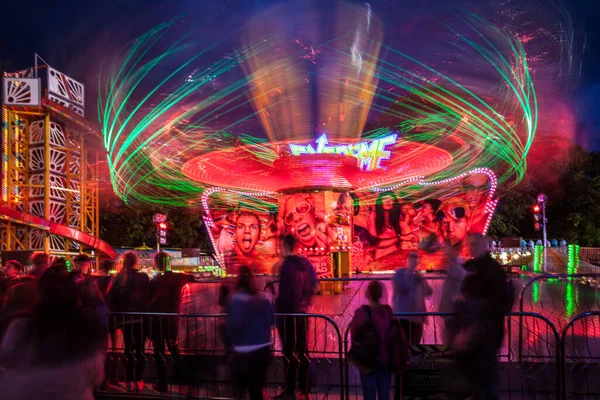 Bewegende Verlichte Extreme Kermisrit Witney Feast Fun Fair — Stockfoto