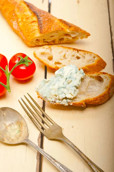 Dikey Olarak Yanında Vişneli Domatesle Fransız Ekmeğinin Üzerine Serpiştirilmiş Taze — Stok fotoğraf