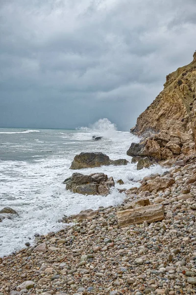 Vertical Shot Sea Ocean Coast Waves Splashing Rocks Gravel Scattered — Stock Photo, Image