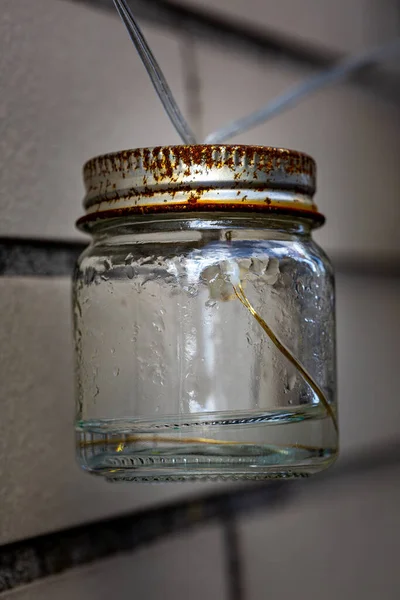 Ένα Κάθετο Πλάνο Από Ένα Παλιό Γυάλινο Βάζο Μπουκάλι Κρέμεται — Φωτογραφία Αρχείου