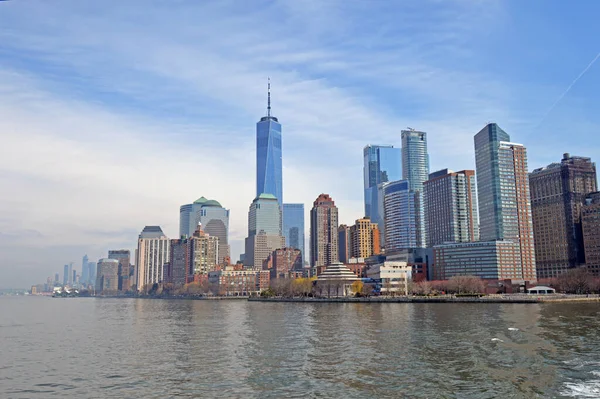 美国纽约州蓝天背景下的玻璃摩天大楼景观 — 图库照片