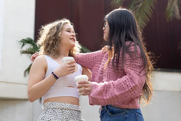 Primer Plano Amigas Caucásicas Asiáticas Hablando Aire Libre Sosteniendo Tazas — Foto de Stock