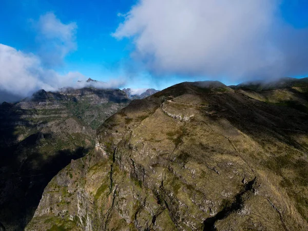 Uma Paisagem Cênica Montanhas Com Nuvens Acima Delas — Fotografia de Stock