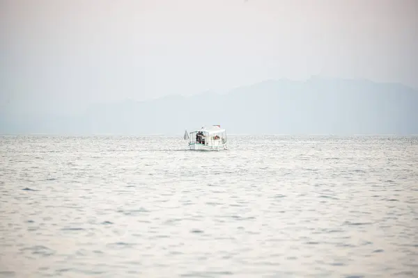 Ein Einsames Boot Das Morgen Auf Dem Meer Schwimmt — Stockfoto