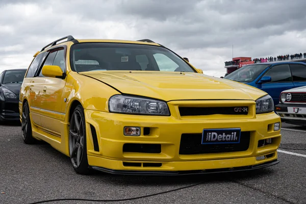 스포츠카 Nissan Stagea R34 Wagon Yellow Color — 스톡 사진