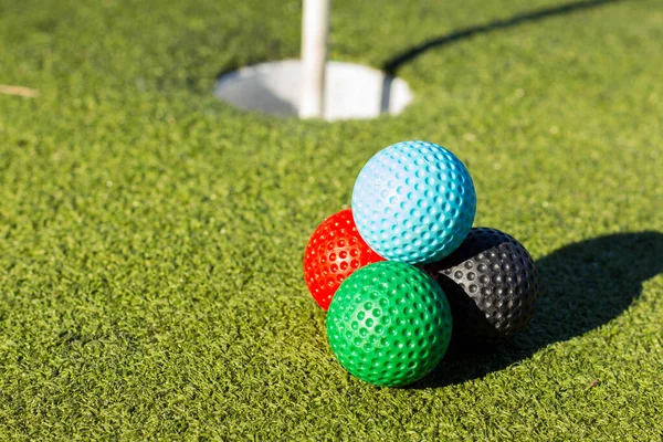 Egy Közeli Felvétel Színes Négy Golflabdáról Egy Zöld Golfpályán — Stock Fotó