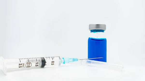 Eine Spritze Und Ein Blauer Impfschlauch Isoliert Auf Weißem Hintergrund — Stockfoto
