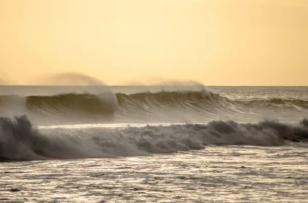 Мальовничий Вид Сильні Морські Хвилі Ввечері — стокове фото
