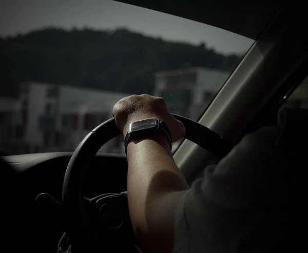 Задній Знімок Чоловіка Годинником Кермом Автомобіля Тримає Колесо Сірими Зеленими — стокове фото