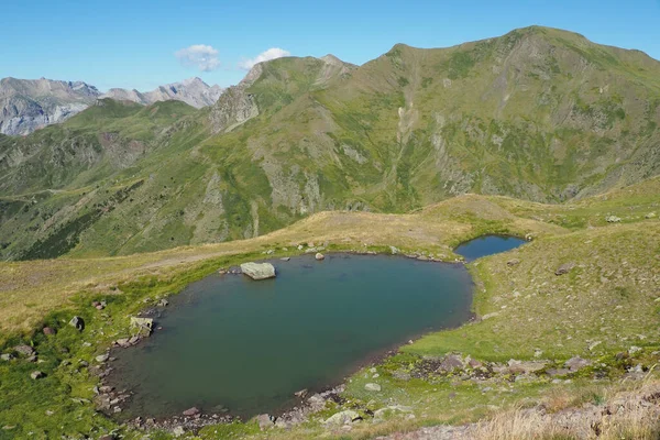 Malowniczy Widok Jezioro Pirenejski Szlak Haute Wysokopoziomowy Szlak Dalekobieżny Uprawiania — Zdjęcie stockowe