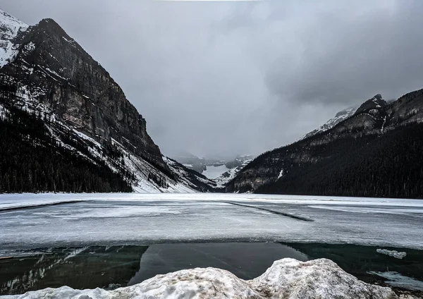 在寒冷而阴郁的冬日 一条流过雪山的河流 — 图库照片