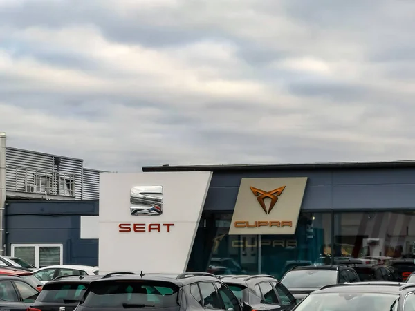 2021年11月24日 德国纽韦德 当地汽车经销商正面的Seat和Cupra标志 前面有车 — 图库照片