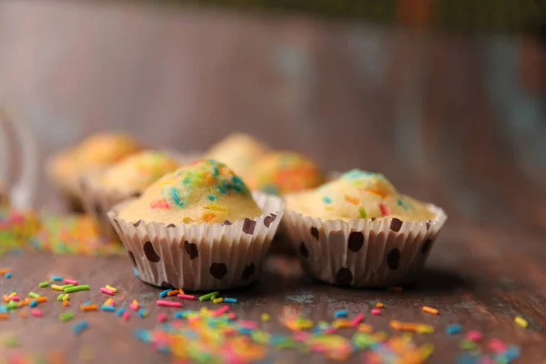 Close Cupcakes Decorados Com Doces Coloridos Uma Mesa Madeira — Fotografia de Stock