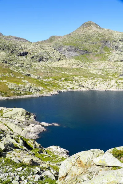 Vertikální Záběr Jezero Vysokohorskou Stezku Pyrenejské Haute Route Pro Pěší — Stock fotografie