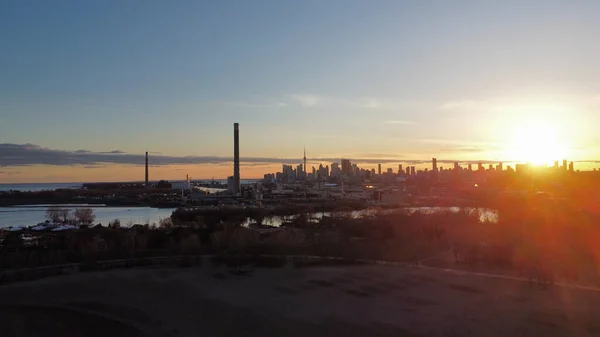 Der Strahlende Sonnenaufgang Über Der Stadt — Stockfoto