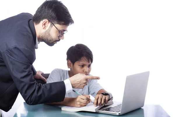 Professor Onderwijs Tiener Student Naar Computer Gebruiken Wit Achtergrond — Stockfoto