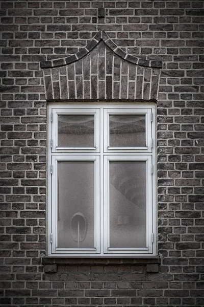 Pencereli Tuğla Bir Duvarın Dikey Görüntüsü — Stok fotoğraf
