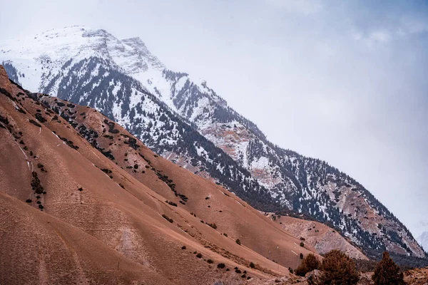 云天背景下的农村地区岩石山风景 — 图库照片