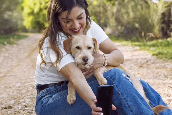 Genç Bir Dişinin Köpeğiyle Selfie Çektiği Yakın Plan Bir Fotoğraf — Stok fotoğraf