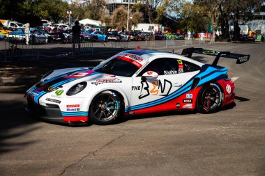 Carrera Kupası için Albert Park Pisti 'nde kırmızı, mavi, beyaz Porsche Carrera. Tüm renkli arabalar piste gelip yarışa hazırlanıyor..