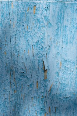 Eski mavi çatlamış duvarın dikey görüntüsü.