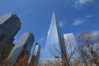 New York, ABD 'de mavi gökyüzü arka planında cam gökdelenlerin manzarası