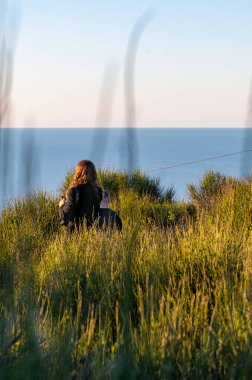 Güzel manzaraya hayran genç bir sarışının arka planı.