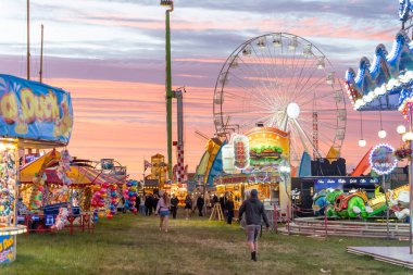 İnsanlar lunaparkta boş vakitlerini geçiriyorlar. 140. 'Hoppings' Mağribi 'nde, Newcastle, Tyne, İngiltere' de..
