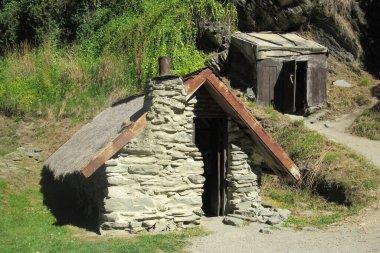 Küçük kulübeler yeşil bitki örtüsüyle çevrili..