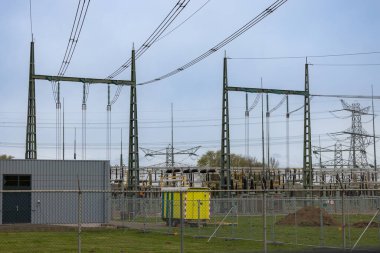 Elektrik hatları olan bir elektro istasyonu.
