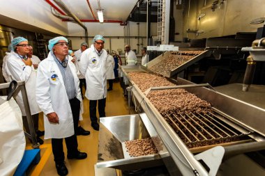 Gıda teknisyenleri Johannesburg, Güney Afrika 'daki mısır gevreği fabrikasındaki üretim hatlarını kontrol ediyorlar.