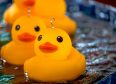 Kirtlington Şenlik Fuarı, İngiltere 'deki bir çocuk' Kanca-ördek 'oyunu için plastik ördekler.