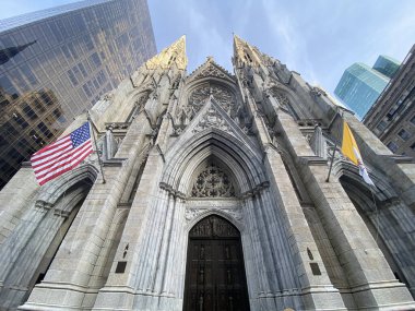 New York 'taki St. Patrick Katedrali' nin alçak açılı bir görüntüsü.