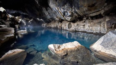 İzlanda 'daki Myvatn Gölü yakınlarındaki Grjotagja lav mağarasının nefes kesici manzarası.