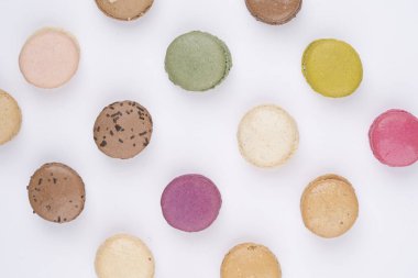 Beyaz arka plan üzerinde renkli badem kurabiyelerinin üst görüntüsü