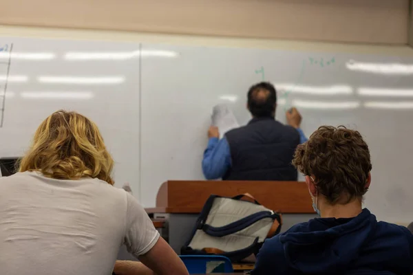 教室で講師の話を聞いている学生のクローズアップショット — ストック写真