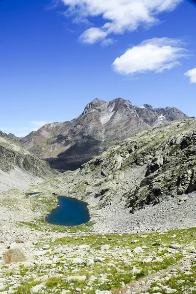 Pionowe Ujęcie Szczytów Pirenejskiego Szlaku Haute Wysokopoziomowy Szlak Dalekobieżny Uprawiania — Zdjęcie stockowe